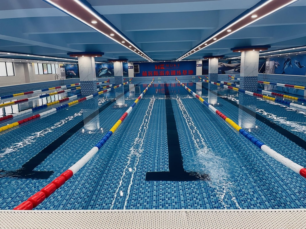 Kinder lernen, ein modulares PVC-Schwimmbecken mit 5-seitiger Wärmedämmung zu betreiben